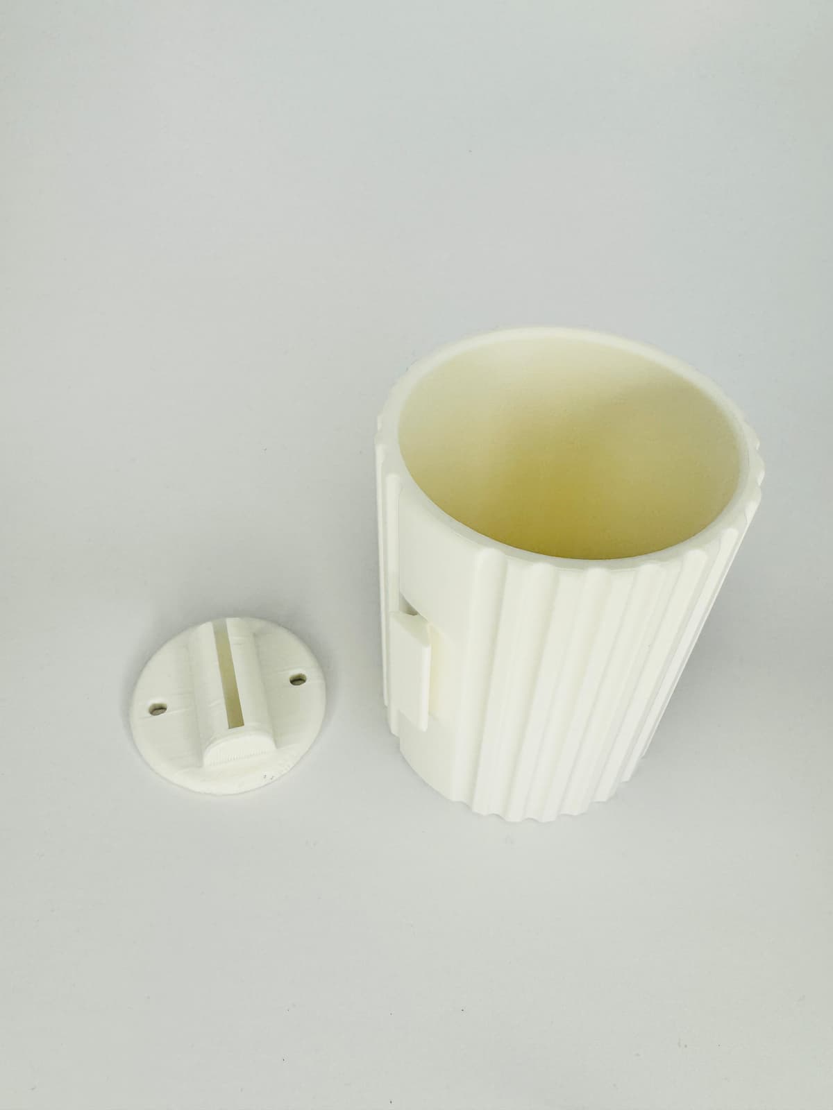 🪥 Wall-Mounted Toothbrush Holder (Minimal Ribbed Design)